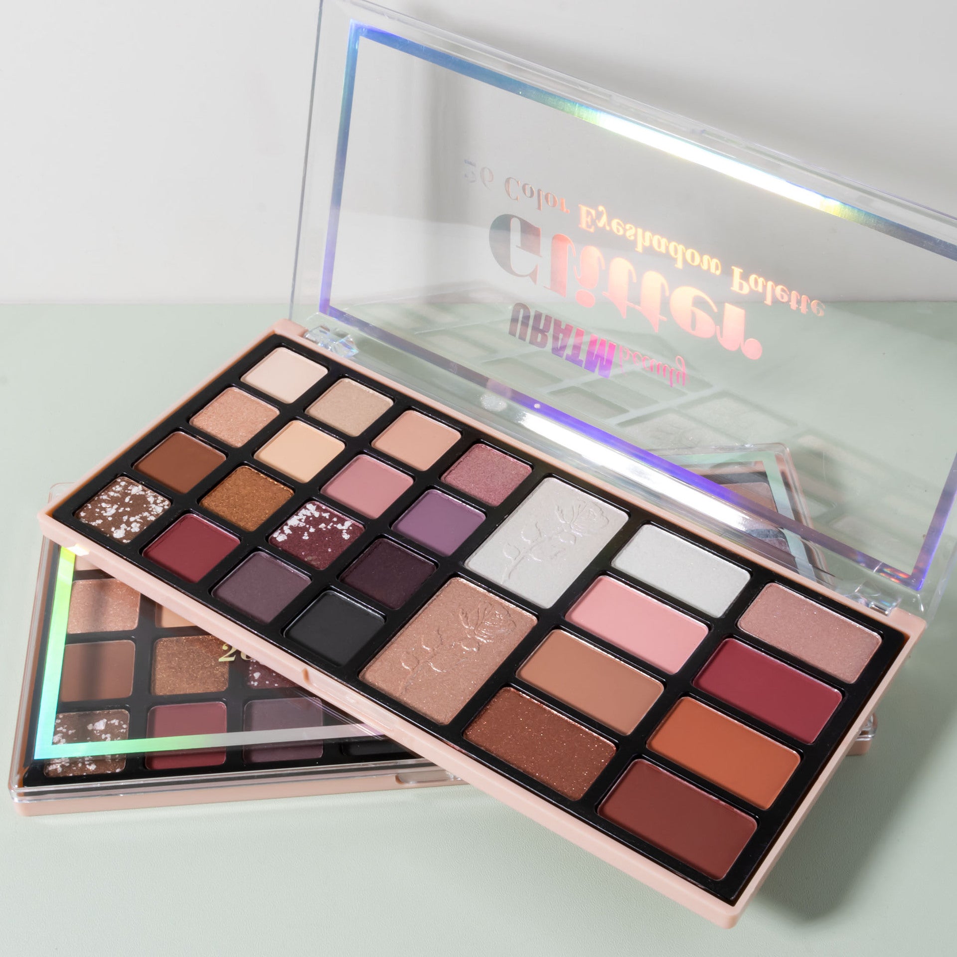 All - in - One Makeup Palette: Combining Matte and Pearlescent Eyeshadows, Highlighter, Contour, Blush and Loose Powder