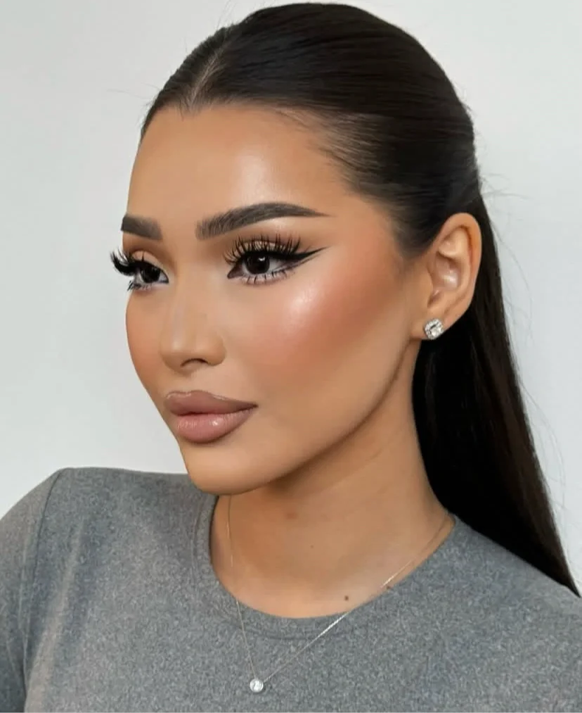 How to Apply Eyeliner Like a Pro: 2 Easy Styles for Beginners